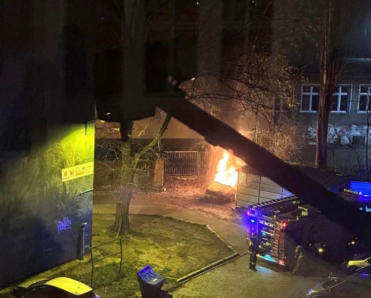 Wrocław: Pożar auta przy ul. Ołbińskiej. Interweniowali strażacy, Daniel Balinski