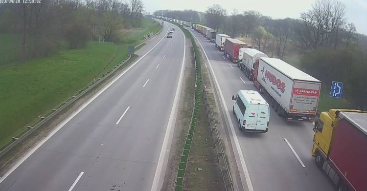 Dwie osobówki zderzyły się na A4 pod Wrocławiem. Duże utrudnienia dla kierowców, traxelektronik.pl