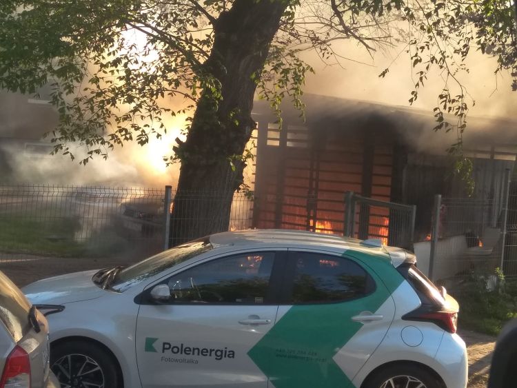 Wrocław: Pożar na Żernikach. Mieszkańcy w piżamach ratowali samochody, Norbert Sulikowski