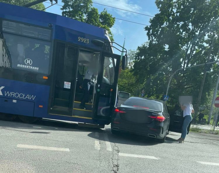 Wrocław: Osobówka zderzyła się z tramwajem na Sienkiewicza, Zdjęcia dzięki uprzejmości @maikosushiwroclaw