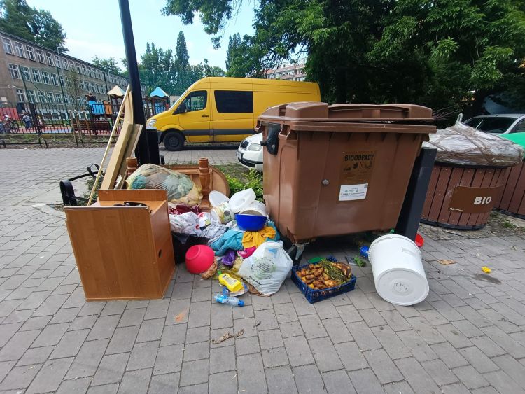 Wrocław: Podwórko dopiero po remoncie, a już wygląda jak wysypisko śmieci, Izabela Duchnowska