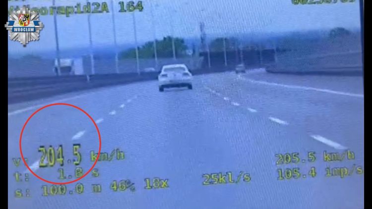 Kierowca jechał z dzieckiem ponad 200 km/h. Twierdzi, że po prostu się spieszył, KMP Wrocław