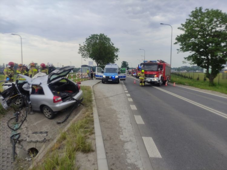 Śmiertelny wypadek pod Wrocławiem. Samochód uderzył w betonowy przepust, Komenda Miejska PSP we Wrocławiu