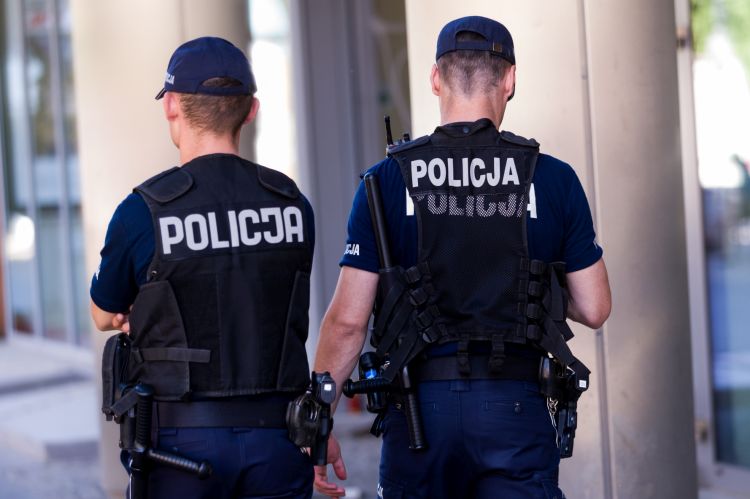 Tego policja głośno nie mówi: Podejrzani obcokrajowcy kręcą się pod domami wrocławian, Adobe Stock