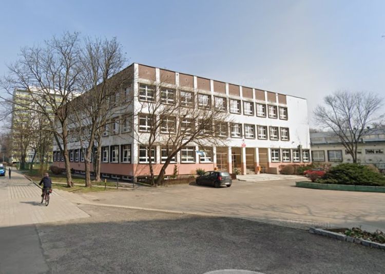 Wrocław: Szkoła podstawowa do remontu. Powstaje projekt, Google Maps