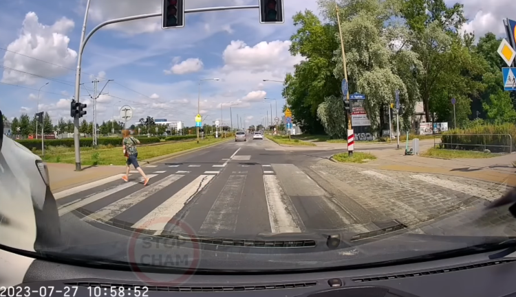 Wrocław: Dostawczak prawie potrącił kobietę na przejściu dla pieszych [WIDEO], STOP CHAM