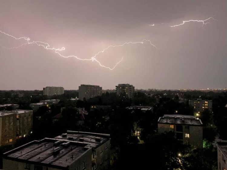 Burza i porywisty wiatr we Wrocławiu. Znów mocniej popada!, dart