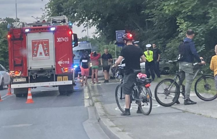 Wrocław: Korek na Pilczyckiej po wypadku koło stadionu, Czytelnik