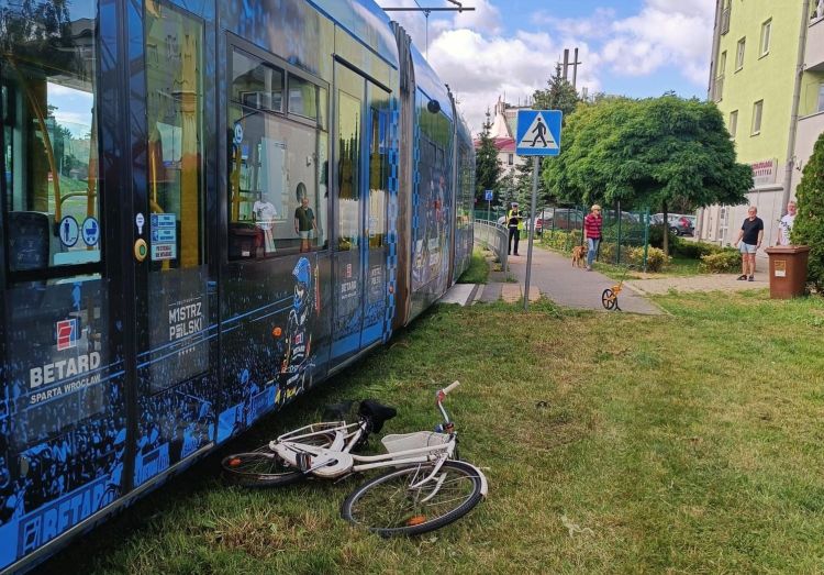 Wrocław: Rowerzystka po zderzeniu z tramwajem trafiła do szpitala, MPK Wrocław
