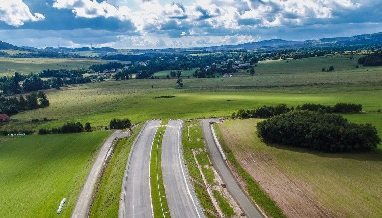 Nowa droga z Wrocławia do Pragi kończy się w polu. Czy Czechów będzie stać na ich odcinek?, materiały inwestora