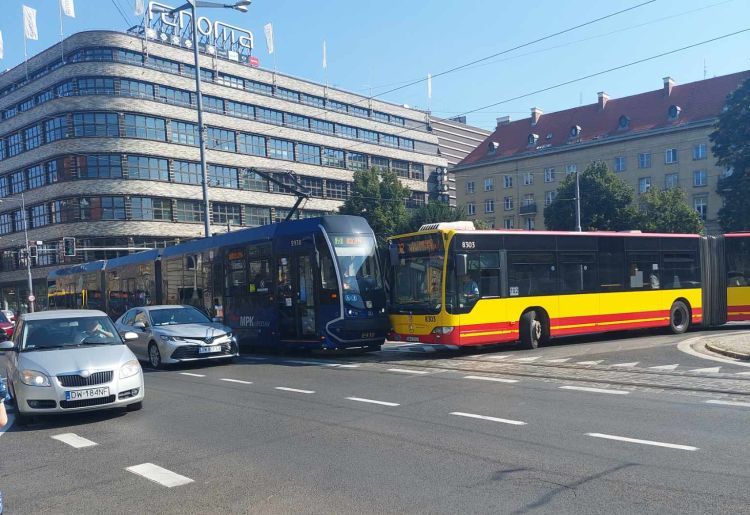 Wrocław: Wypadek koło Renomy. Tramwaj zderzył się z autobusem MPK, Ania Chudoba
