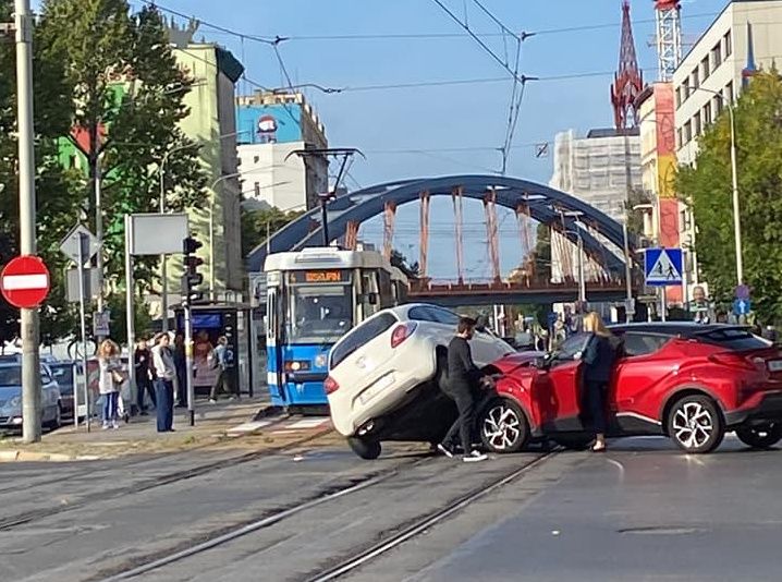 Wrocław: Jedno auto na drugim po wypadku na Grabiszyńskiej, Korespondenci MPK Wrocław