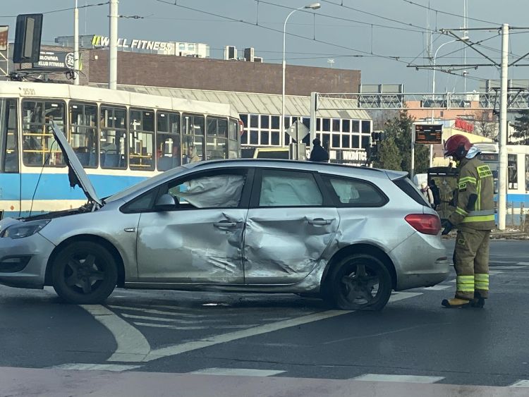 Wrocław: Wypadek koło FAT-u. Kierowca opla przejechał na czerwonym świetle, Zdjęcie nadesłane przez czytelnika