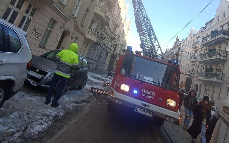 Wrocław: Piastowska zablokowana. Straż usuwa sople lodu, Korespondenci MPK