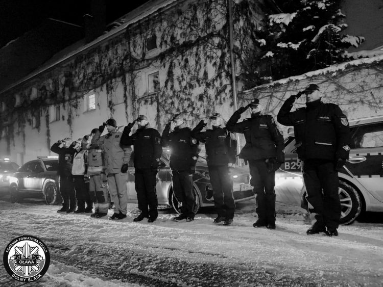 Funkcjonariusze w całym kraju oddali hołd zmarłym policjantom, Policja Oława