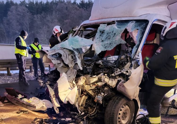 Śmiertelny wypadek na A4. Nie żyje kierowca busa spod Wrocławia, Straż Pożarna Bolesławiec
