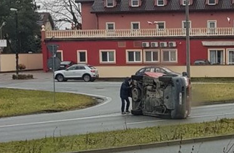 Wypadek w Mirkowie. Auto przewróciło się na bok, ranna jedna osoba, Użyczone