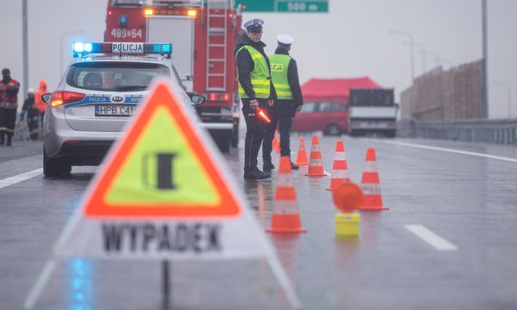 Wypadek na styku AOW i S8. Ranny człowiek, droga zablokowana, TuWroclaw.com