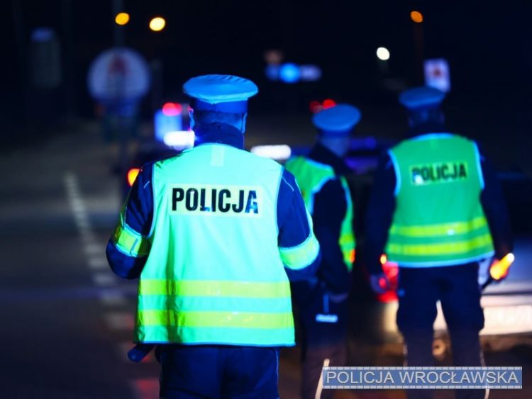 Obława we Wrocławiu. Policja znalazła auto, ale bez kierowcy, KMP Wrocław