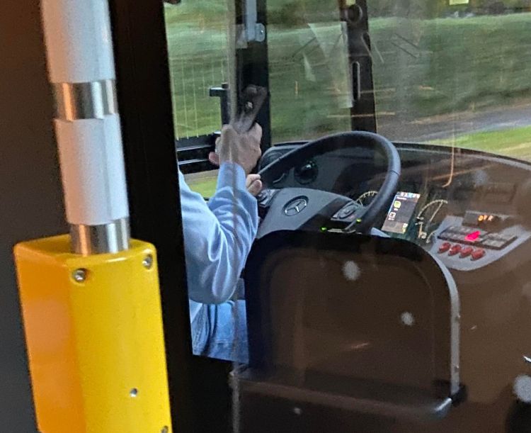 Wrocław: Jedną ręką kierował autobusem MPK, a drugą rozmawiał przez telefon, Zdjęcie nadesłane przez czytelnika/archiwum