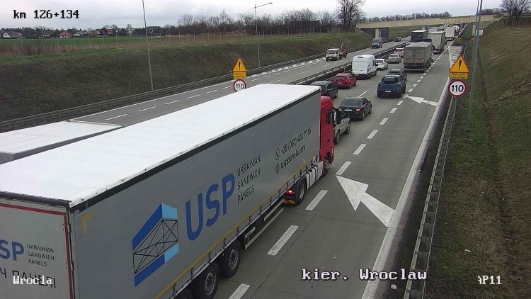 Dziesięć kilometrów korka na A4 pod Wrocławiem. Zderzyły się dwie ciężarówki, traxelektronik