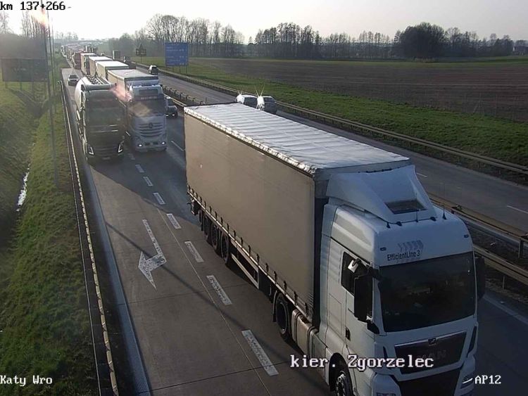 Osobówka zderzyła się z ciężarówką na A4. Korek w stronę Wrocławia, traxelektronik