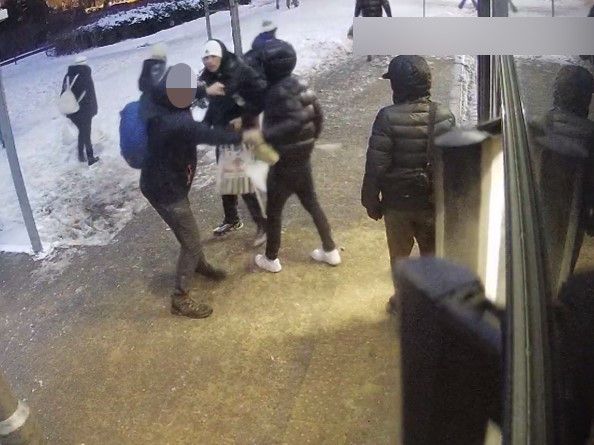 Trzech mężczyzn pobiło człowieka na przystanku. Policja pokazuje ich twarze, KMP Wrocław
