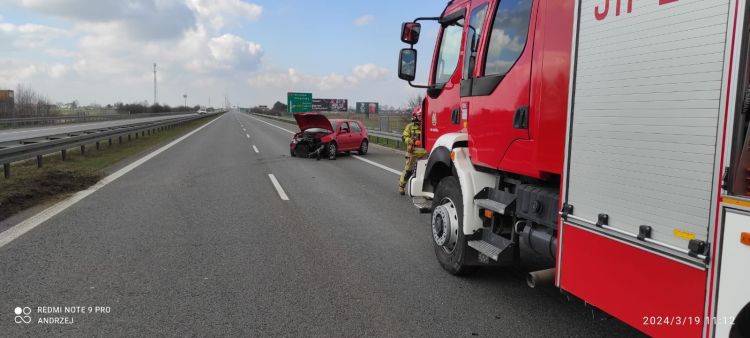 Wypadek na S8 pod Wrocławiem. Golf uderzył w bariery, KM PSP Oleśnica