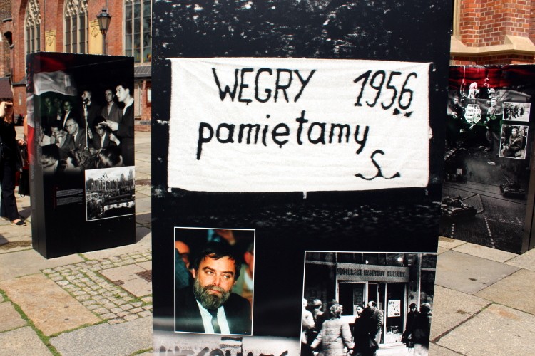 Tak wyglądała solidarność polsko-węgierska. IPN otworzył wystawę fotografii we Wrocławiu, Bartosz Senderek