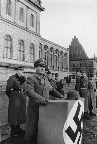 Rok 1945. Gauleiter Karl Hanke przemawiający na Schloßplatz, Bundesarchiv, Bild 183-1989-1120-502 / CC-BY-SA 3.0