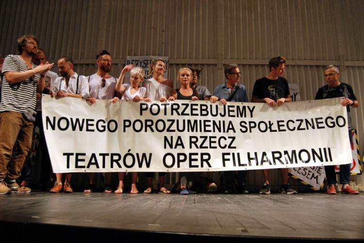 Protest aktorów i widzów Teatru Polskiego (ZOBACZ ZDJĘCIA), Bartosz Senderek