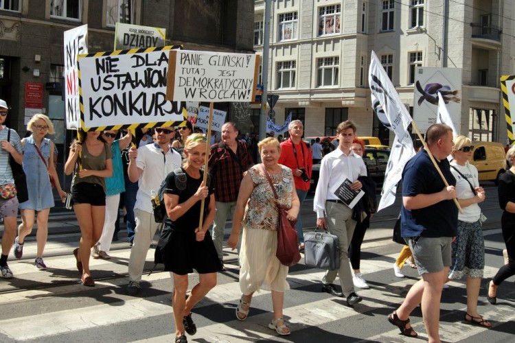 Protest aktorów i widzów Teatru Polskiego (ZOBACZ ZDJĘCIA), Bartosz Senderek
