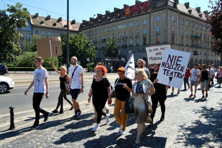 Aktorzy Teatru Polskiego wyszli na ulice, bo nie chcą nowego dyrektora, Bartosz Senderek