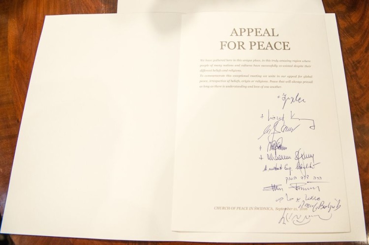 Dalajlama XIV oraz przedstawiciele Kościołów i religii podpisali wspólny Apel o Pokój, UMW