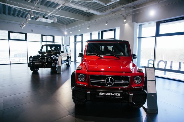We Wrocławiu otwarto największy salon Mercedesa w Polsce, red.