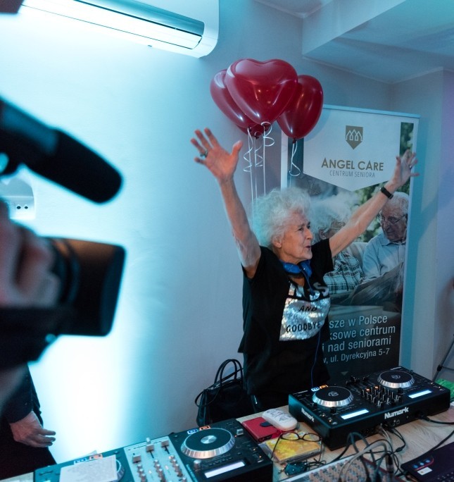 DJ Wika zagrała dla seniorów we Wrocławiu [FOTO], mat. prasowe