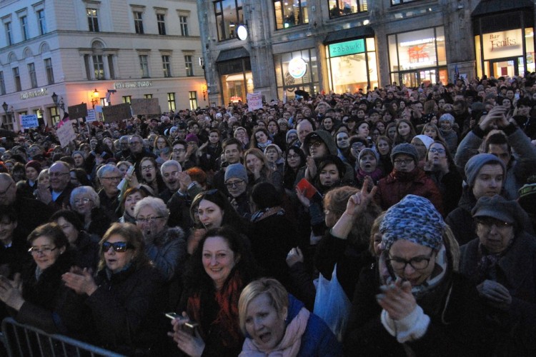 Wrocław: tysiące osób na strajku z okazji Dnia Kobiet [ZOBACZ ZDJĘCIA], Bartosz Senderek