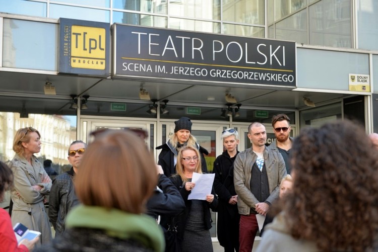 Przeciwnicy Morawskiego „świętowali” przed Teatrem Polskim [ZOBACZ ZDJĘCIA], red.