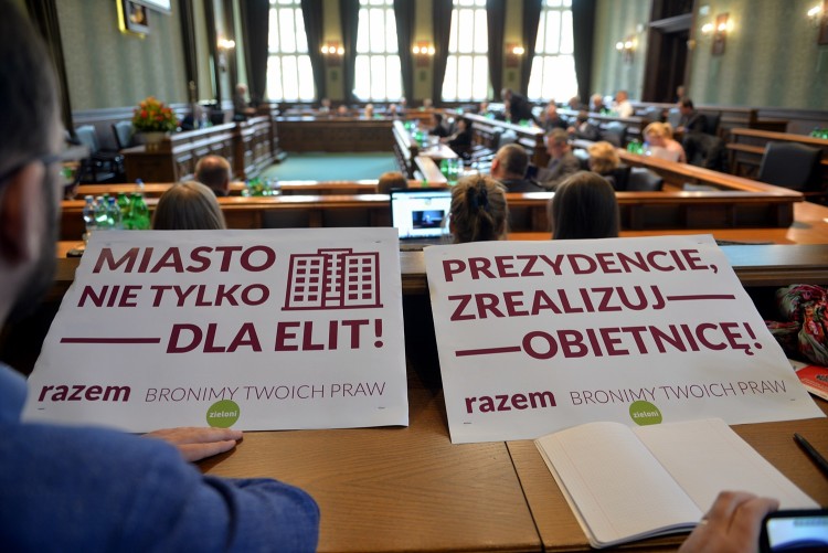 Razem i Zielony Wrocław pokazali prezydentowi czerwoną kartkę [ZDJĘCIA], Wojciech Bolesta