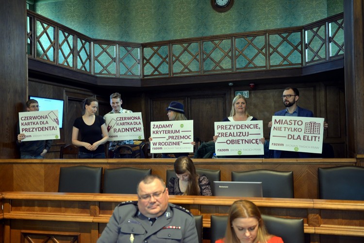 Protest na sali obrad. Lewica pokazała Dutkiewiczowi czerwoną kartkę [ZDJĘCIA], Wojciech Bolesta