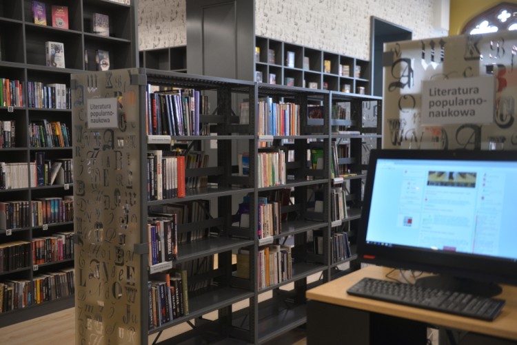 Piękna biblioteka na Dworcu Głównym już działa. Pierwsi czytelnicy zarejestrowani [ZDJĘCIA, WIDEO], Wojciech Bolesta