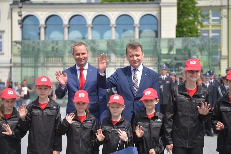 Minister spraw wewnętrznych podziękował strażakom za Świebodzice [ZDJĘCIA], Wojciech Bolesta