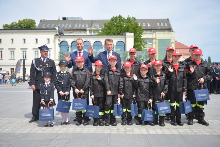 Minister spraw wewnętrznych podziękował strażakom za Świebodzice [ZDJĘCIA], Wojciech Bolesta