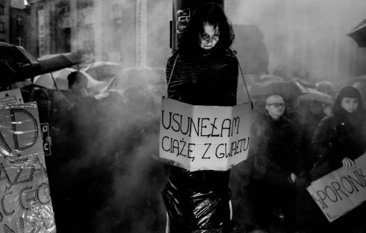 Czarny Protest. Na zdjęciu protestujący w Katowicach (3 października 2016 r.), II nagroda, Andrzej Grygiel, PAP Katowice
