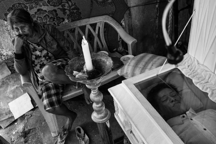 Filipiny, Manila. Matka opłakująca śmierć syna w wyniku wojny narkotykowej, 28 stycznia 2017 r., wyróżnienie, Mariusz Janiszewski, „Doc! Photo Magazine”