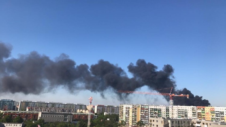 Wielki pożar we Wrocławiu. Czarny dym widoczny z daleka [ZDJĘCIA, WIDEO], czytelnicy / Wojciech Bolesta