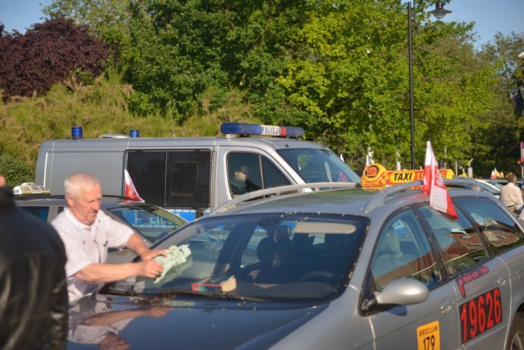 Wrocławscy taksówkarze zablokowali parking pod urzędem [ZOBACZ ZDJĘCIA], Wojciech Bolesta