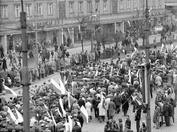 Wrocław dawniej i dziś: plac Legionów, Julo/Wikipedia
