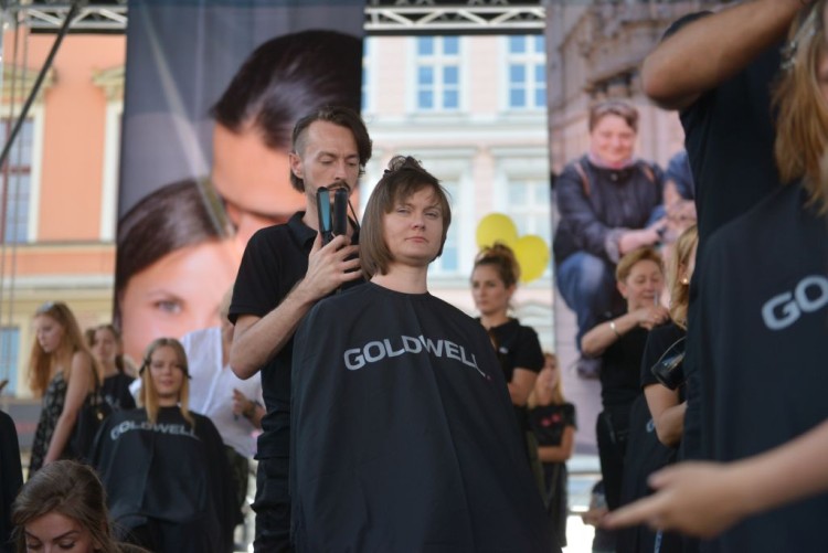Fryzjerzy dla chorych na nowotwór. Akcja na placu Solnym [ZDJĘCIA], Wojciech Bolesta