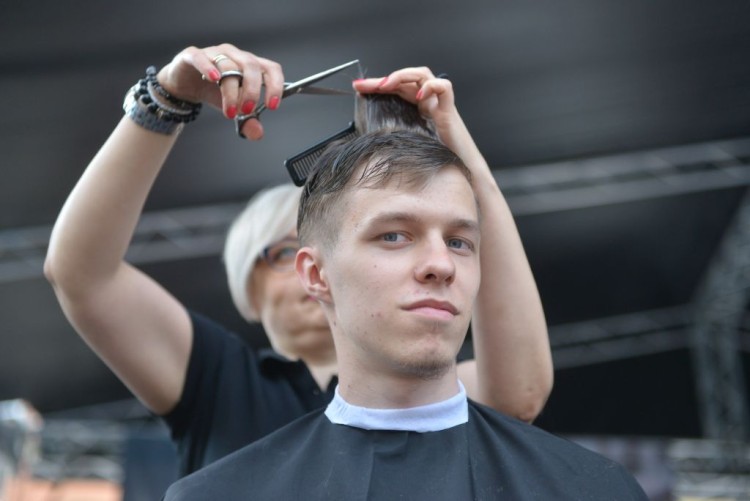Fryzjerzy dla chorych na nowotwór. Akcja na placu Solnym [ZDJĘCIA], Wojciech Bolesta